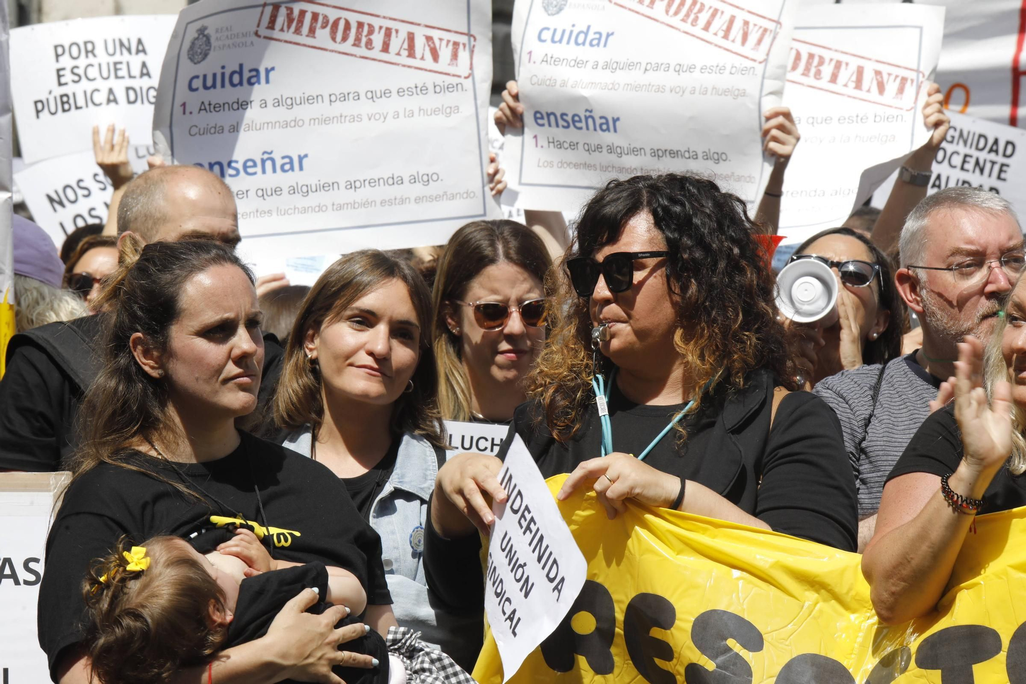 EN IMÁGENES: Segunda jornada de huelga de los profesores y protestas en Oviedo