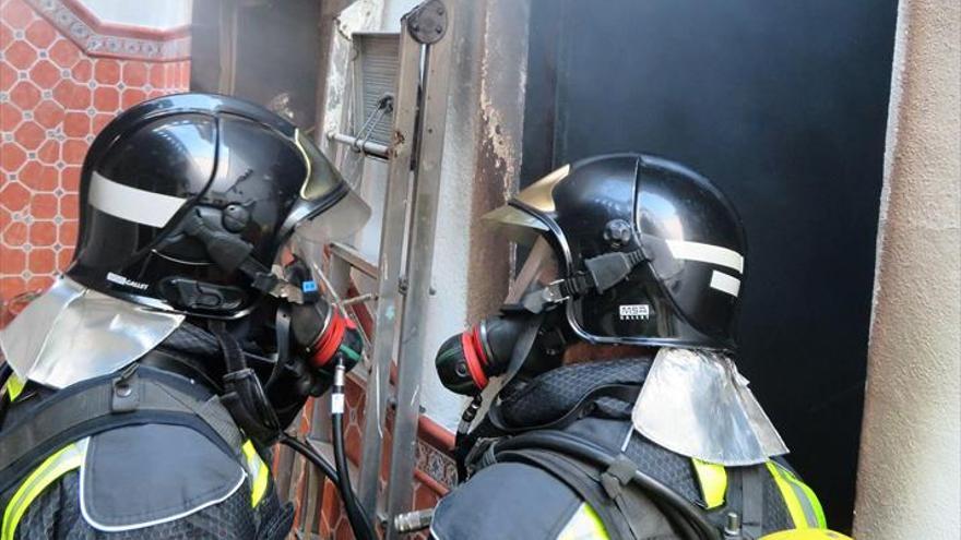 uN INCENDIO CALCINA LA COCINA DE UNA VIVIENDA