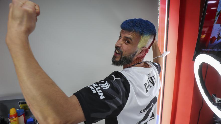 Así es el original corte de pelo de David, un aficionado del Valencia CF que viaja a Sevilla con un &#039;look&#039; muy valenciano