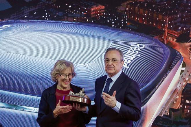 El presidente del Real Madrid, Florentino Pérez, y la alcaldesa de Madrid, Manuela Carmena (i), durante la presentación de la reforma del estadio Santiago Bernabéu, este martes, en Madrid.