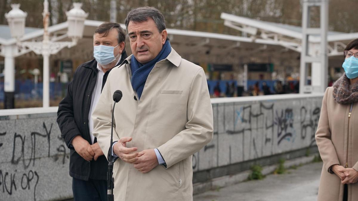 &lt;p&gt;Aitor Esteban, portavoz del PNV en el Congreso, presenta el acuerdo alcanzando con el Gobierno central para que sea el Ejecutivo vasco el responsable de las obras del tren de alta velocidad a Bilbao y Vitoria.&lt;/p&gt;