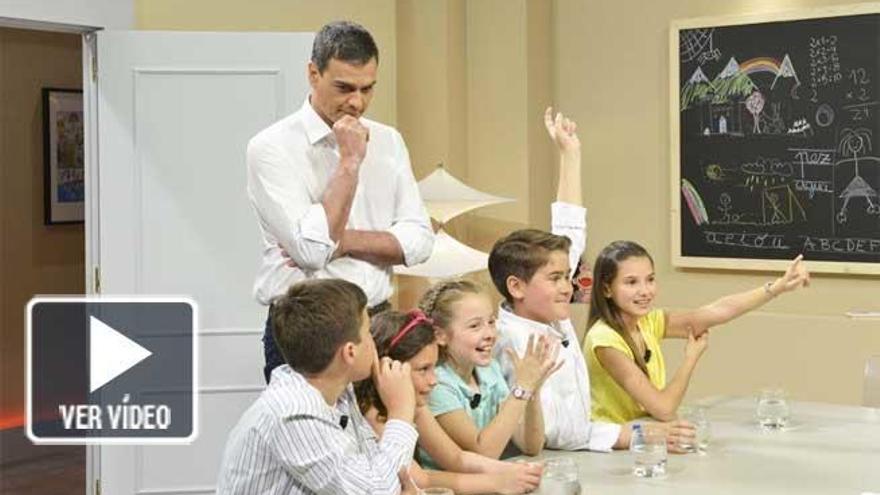 Pedro Sánchez, junto a sus pequeños entrevistadores.