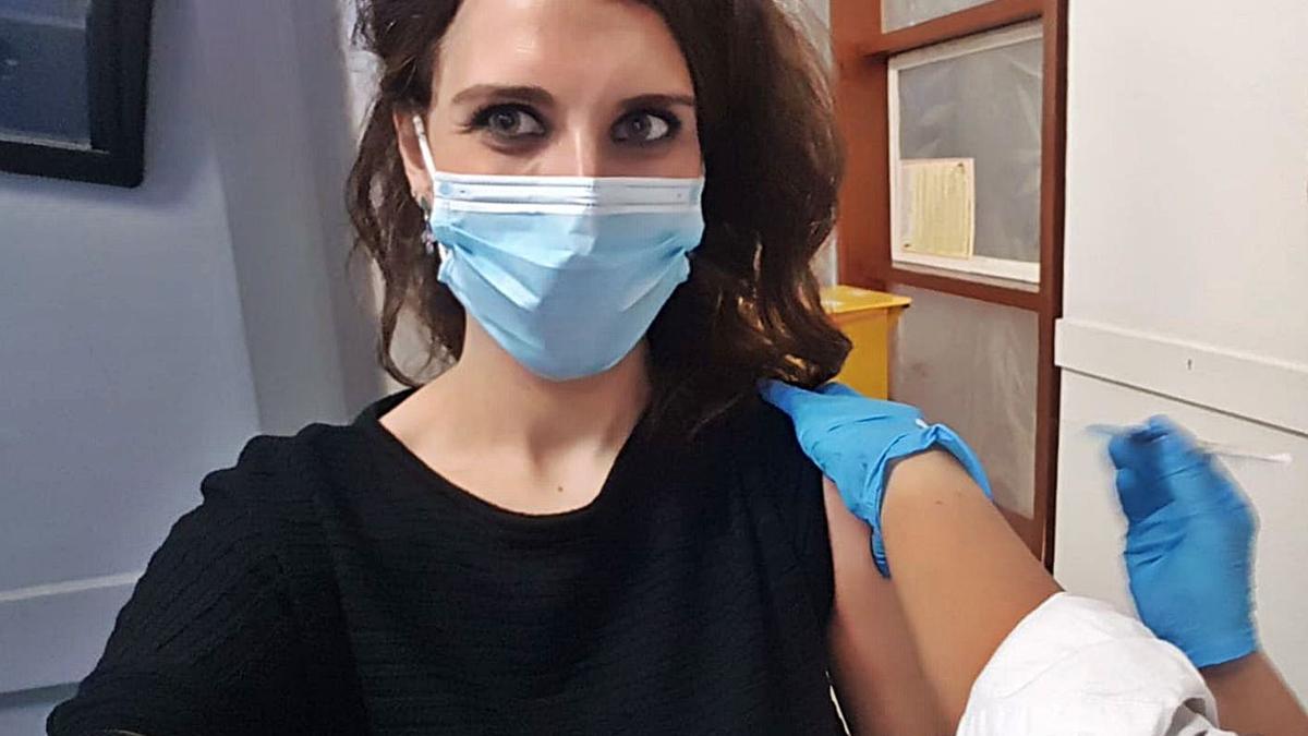 Sara  Fernández, de València, en el momento en el que la sanitaria le suministró la vacuna Pfizer. En la siguiente imagen, Sandra Huesa, con su carnet de vacunada. | LEVANTE-EMV