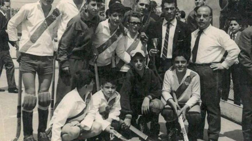 El autor, segundo por la izquierda agachado, con el equipo de hockey María Pita. A la derecha, con trofeos ganados con ese club. / la opinión