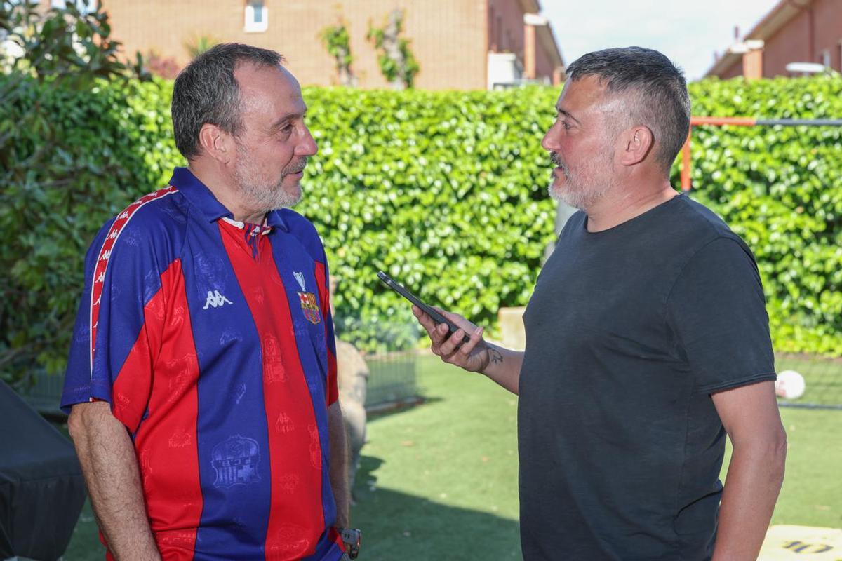 Jordi Castells, coleccionista de camisetas del Barça, atiende a SPORT