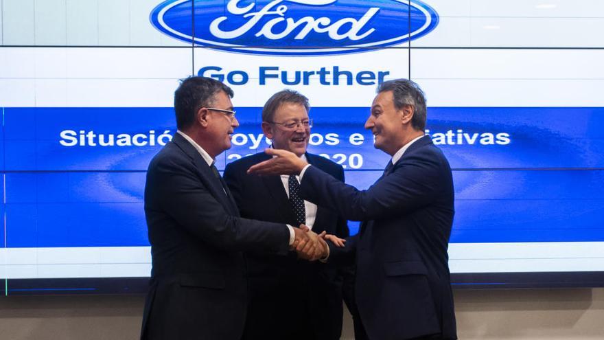 Enric Morera, Ximo Puig y el presidente de Ford España, Jesús Alonso, ayer, en el Palau.