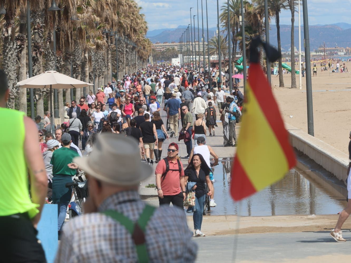 Primeros chapuzones del año en un domingo de sol y playa