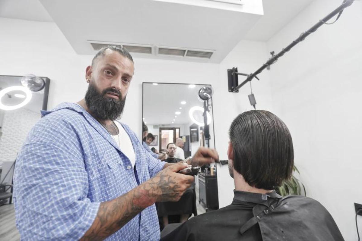 Manuel Cortés en su barbería de La Vileta