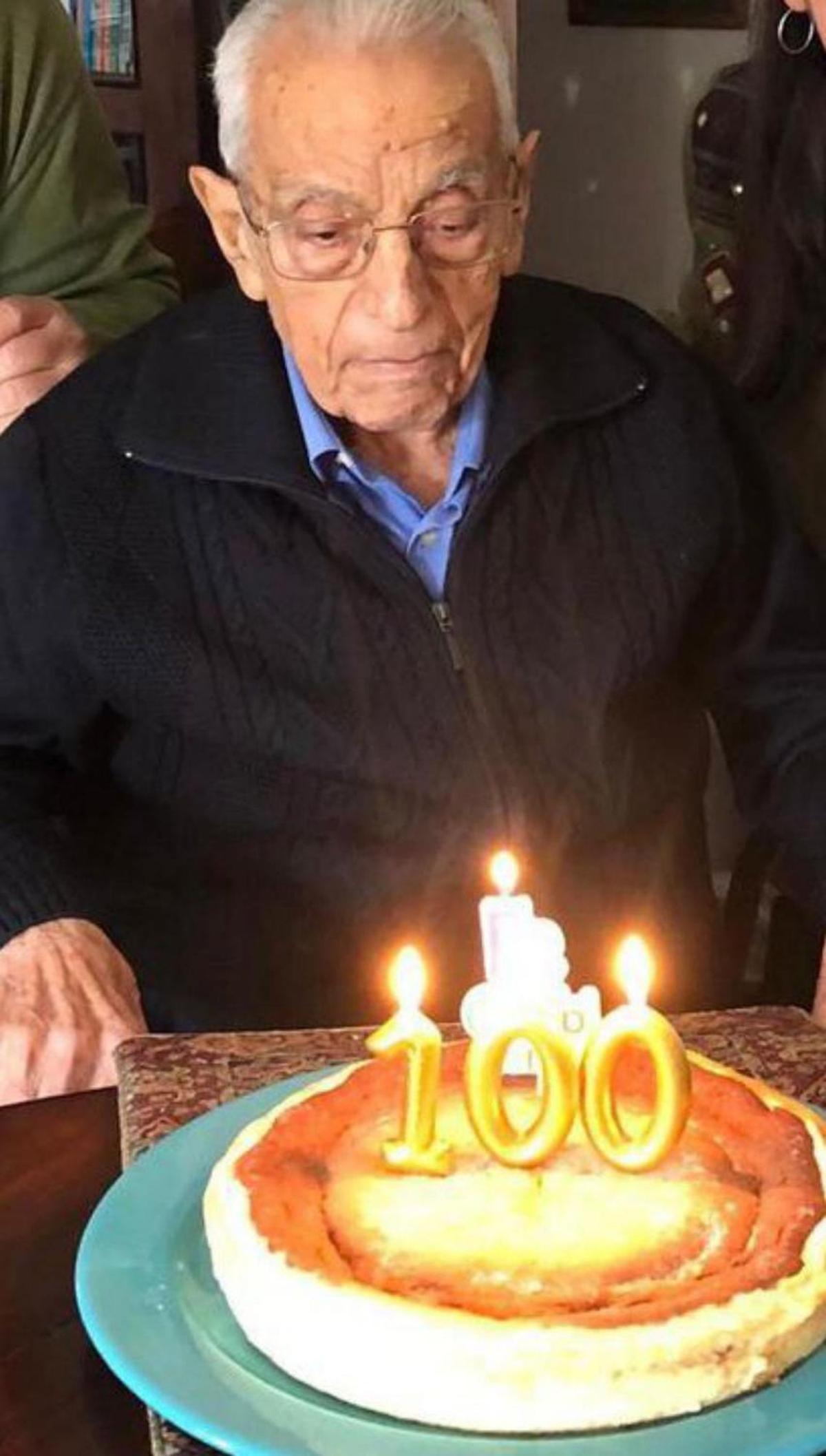 Pedro Santos Tuda sopla las velas de su 100 cumpleaños en 2022.