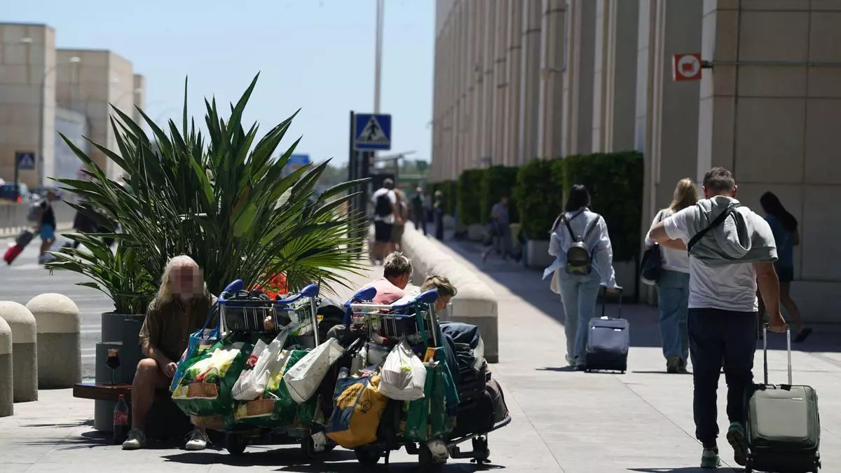 Otro 'caso Barajas' en Málaga: la Junta de Andalucía y el Ayuntamiento dicen no tener competencias en la crisis de los sin techo del aeropuerto