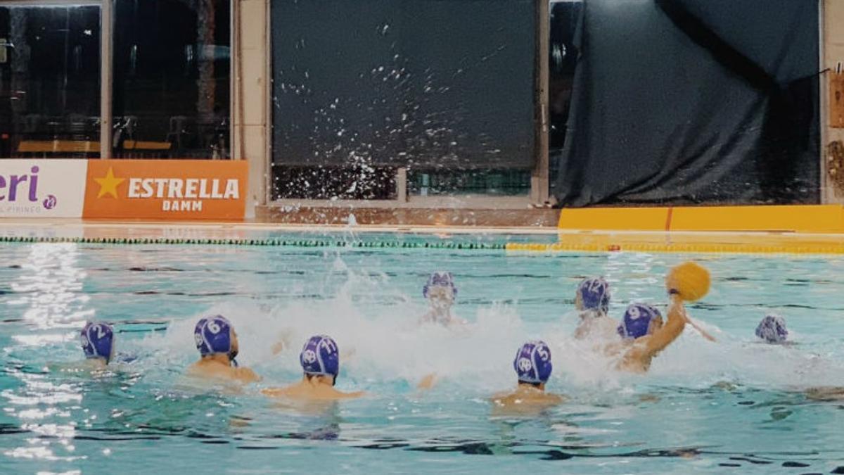 Jugadores del CN Barcelona en la piscina del CN Sabadell