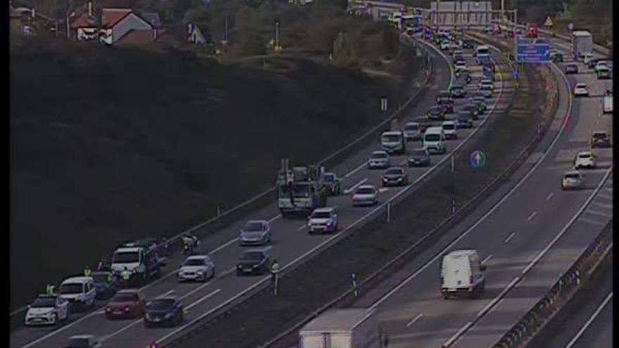 Atascos en la autopista a la altura de Paredes.