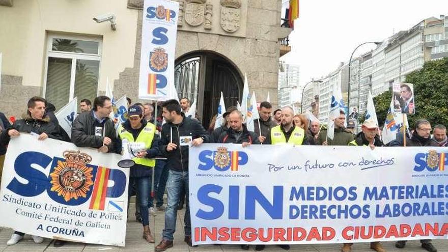 Imagen de la protesta de la policía, ayer ante la Delegación.