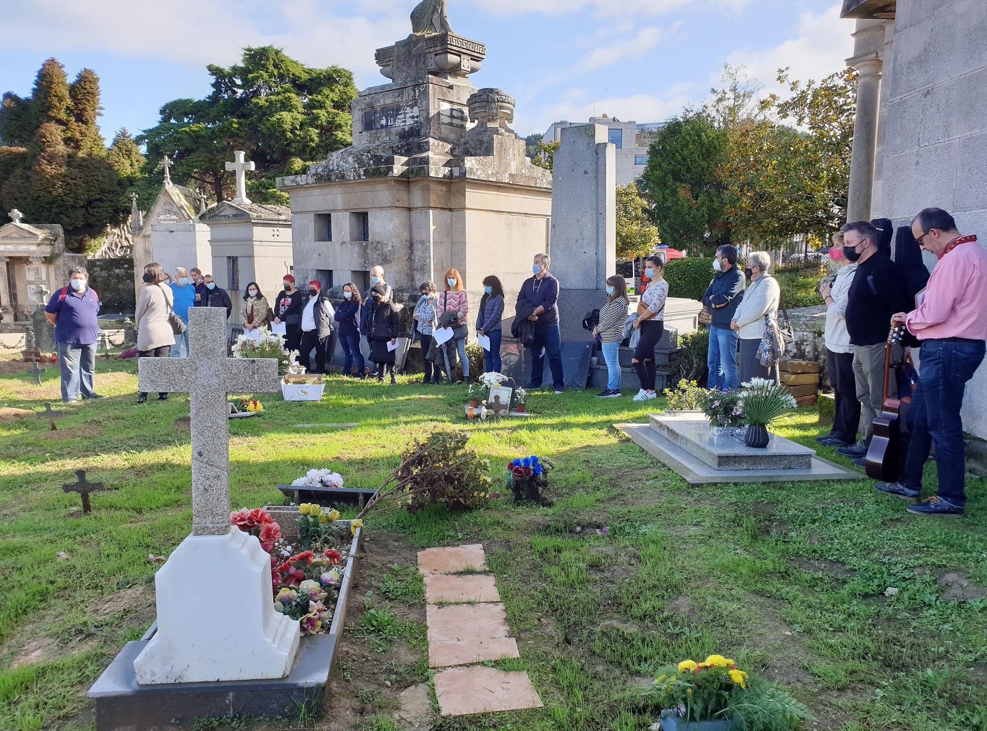 Todos Santos 2021 en Vigo: Flores y velas avivan el recuerdo de los que ya no están