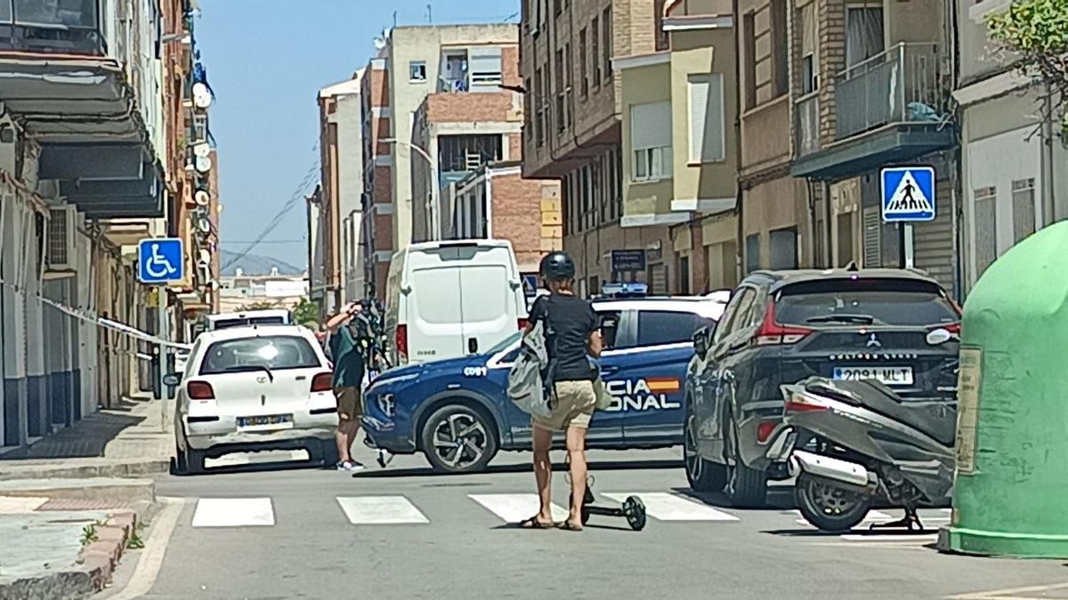 La Policía Nacional ha cortado la calle donde se encontraba la maleta en el Grau.