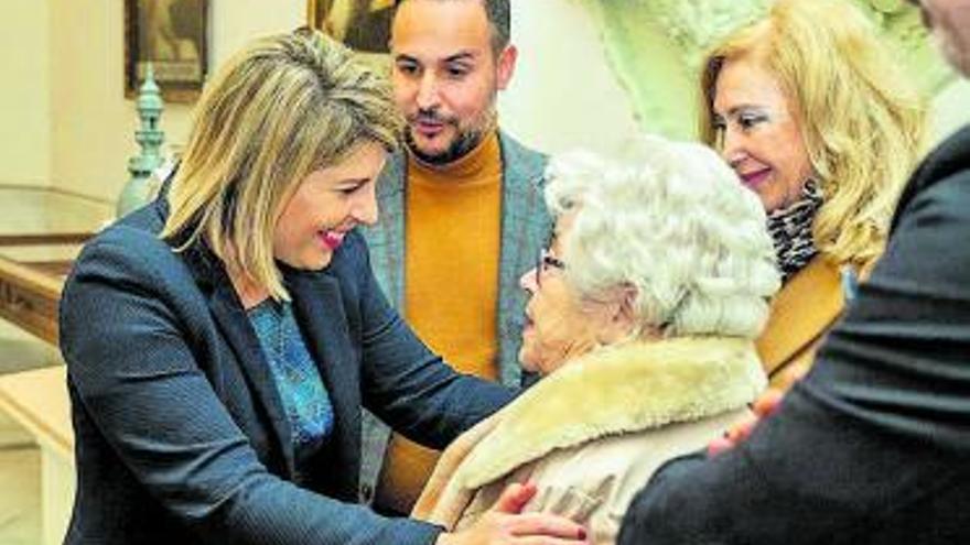 Noelia Arroyo saluda a María Teresa Cervantes. | AYTO. CARTAGENA