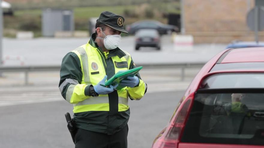 6.000 euros de multa per viatjar tres persones en un cotxe durant l&#039;estat d&#039;alarma