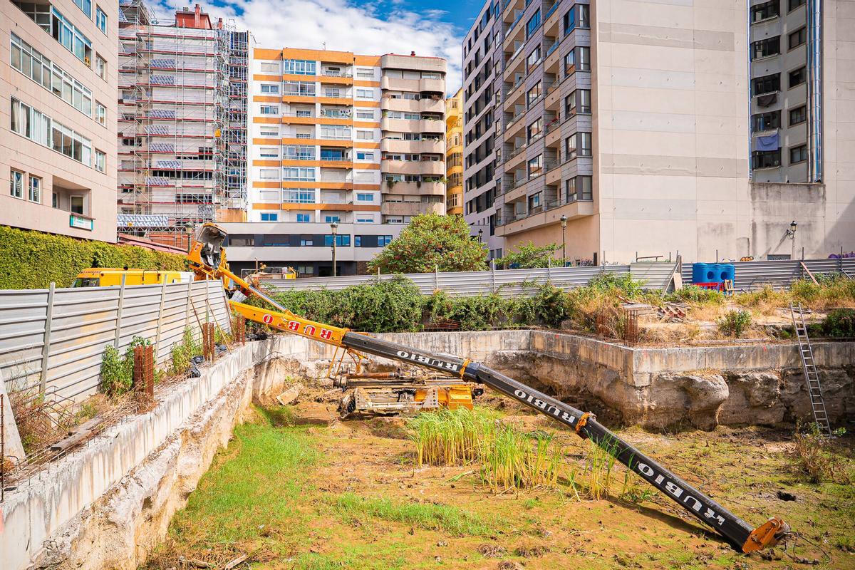 Herido un trabajador tras caerse de una grúa en la calle Areal