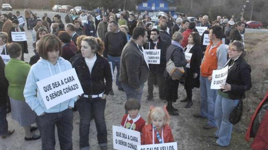 Manifestación vecinal en Aranga en contra de los proyectos de Collazo, en febrero de 2008. / víctor echave