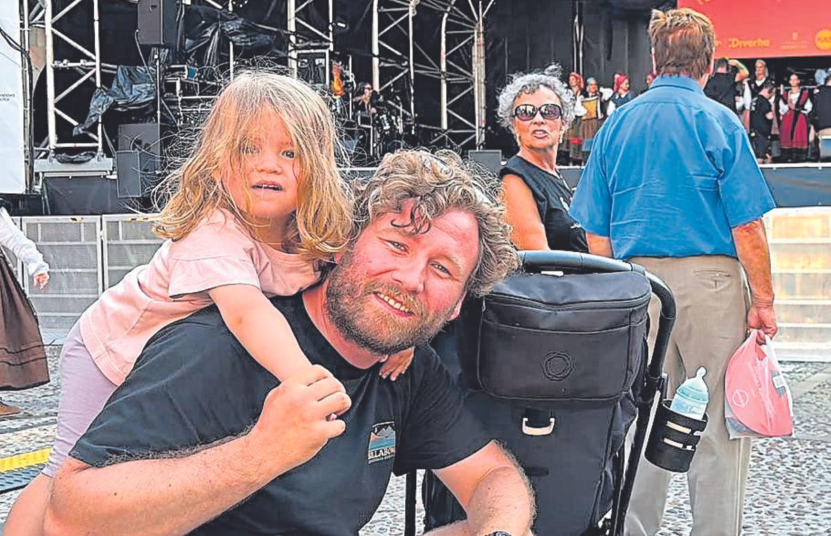 Jan Hofmann con su hija Stella Matilda.