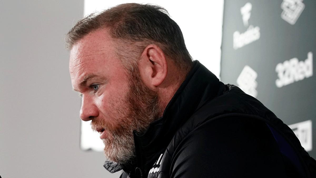 Rooney, en rueda de prensa con el Derby County