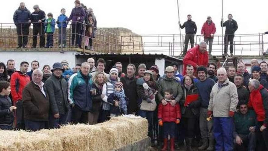 Asistentes al herrado de los becerros en la ganadería de Santa María de los Caballeros, de Fuentelapeña.