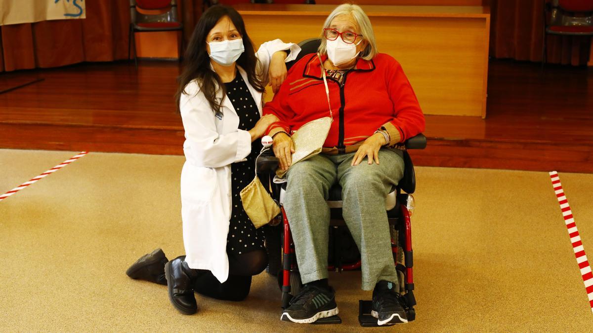 Emilia Nájera y Cristina Serrano, esta semana, en la Residencia Romareda.