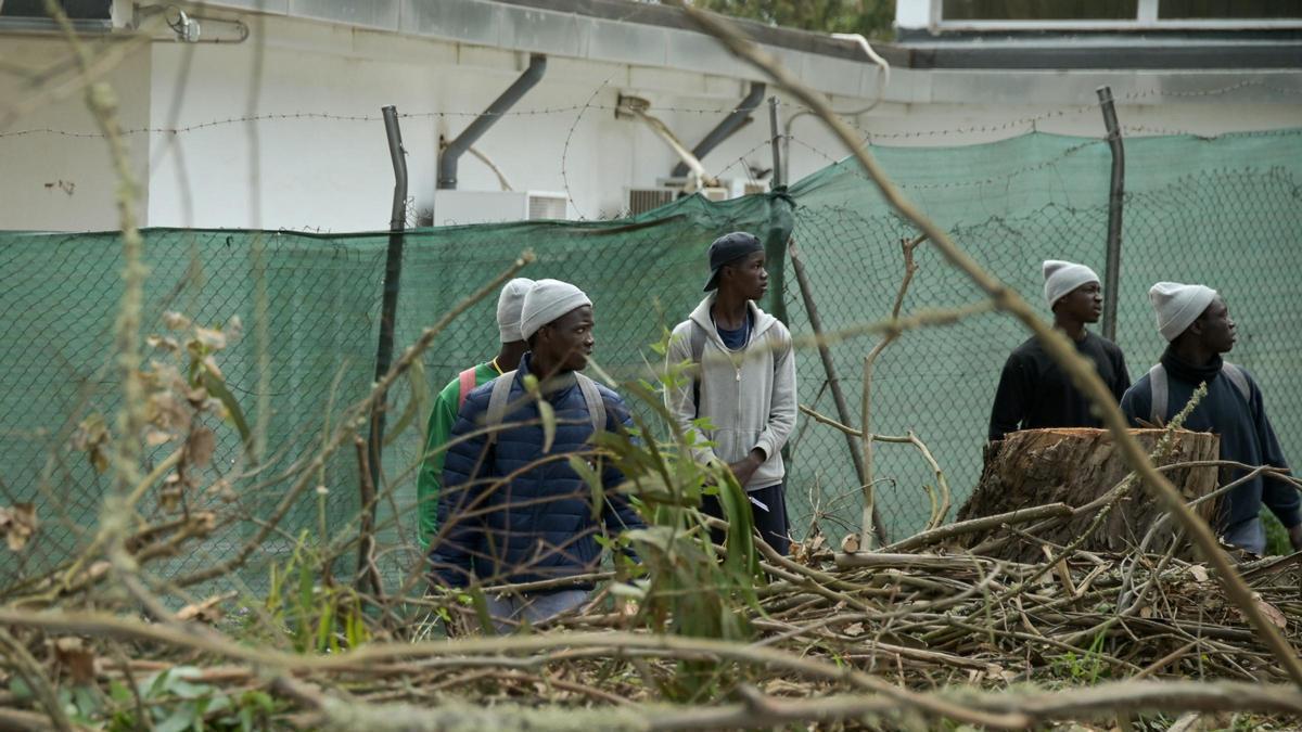 Migrantes en el exterior del centro de acogida de La Raíces, en Tenerife