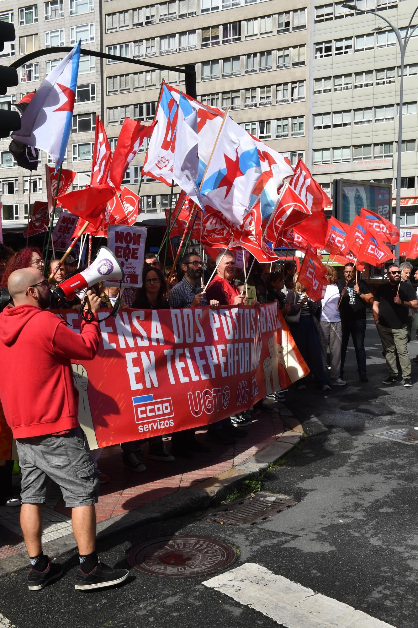 Personal de Teleperformance protesta por el ERE que afecta a 38 trabajadores en A Coruña