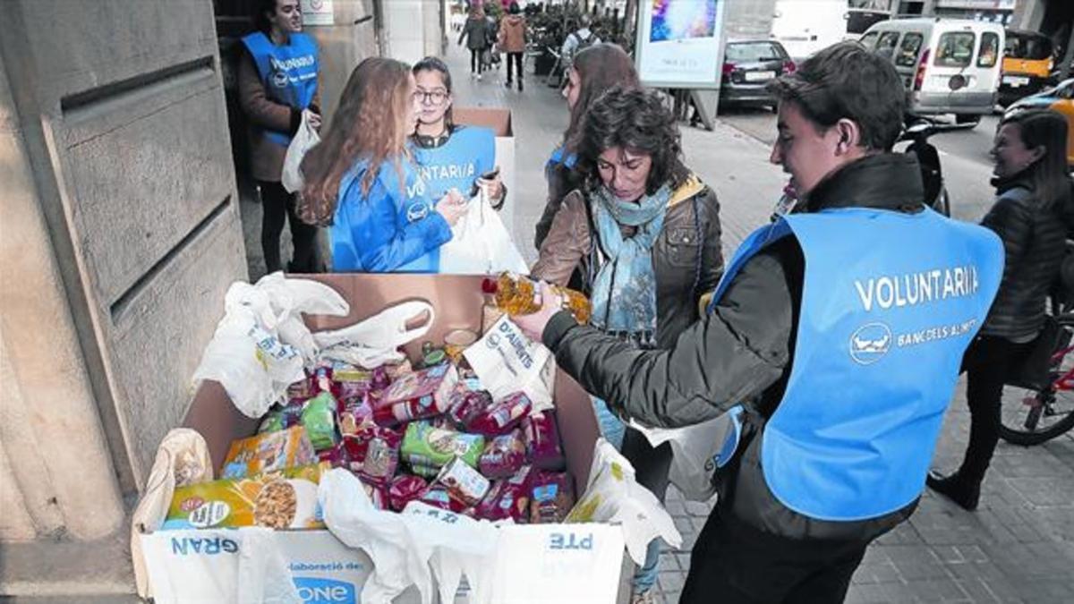 BANC D'ALIMENTS. Más de 100.000 hogares dependen del Gran Recapte.