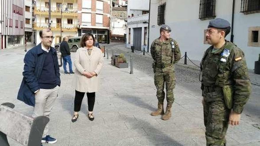 Por la izquierda, el alcalde, José Víctor Rodríguez; la edil Laura Álvarez y, a la derecha, el capitán David Allonca, ayer en Cangas del Narcea.