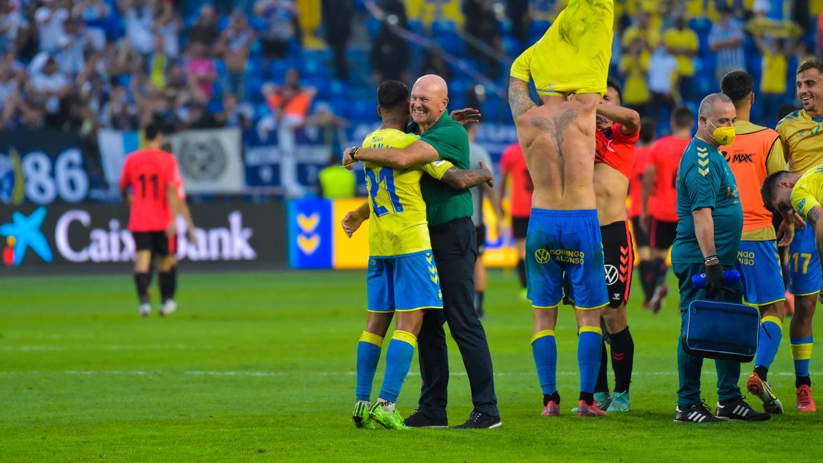 El abrazo de Mel a Viera, tras tumbar al Tenerife.