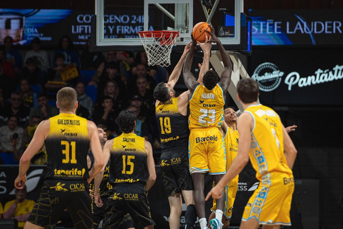 El partido La Laguna Tenerife CB Canarias-CB Gran Canaria, en imágenes
