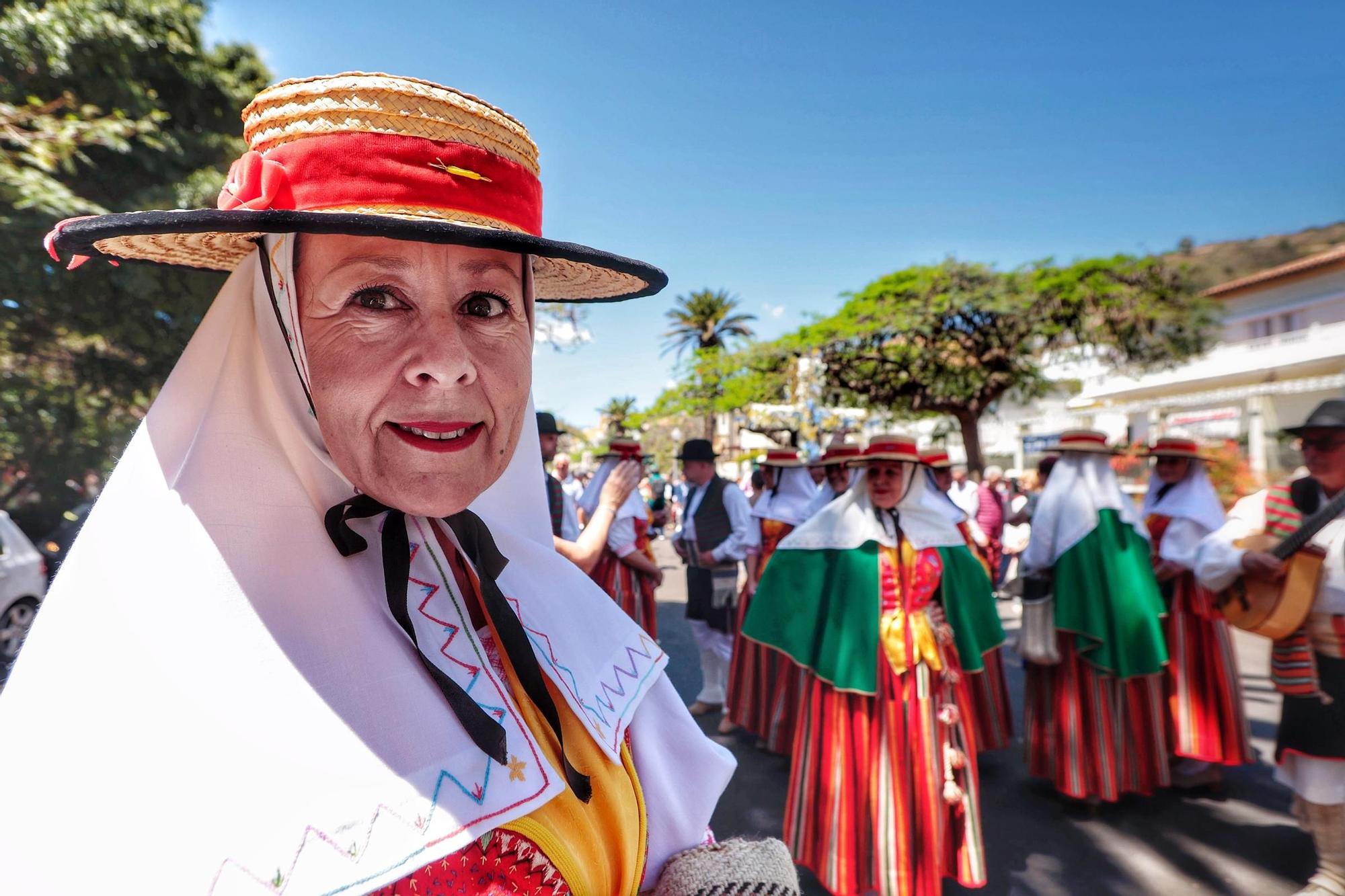 Recorrido del alcalde por las cruces que se muestran en la Rambla y el Paseo Las Tinajas