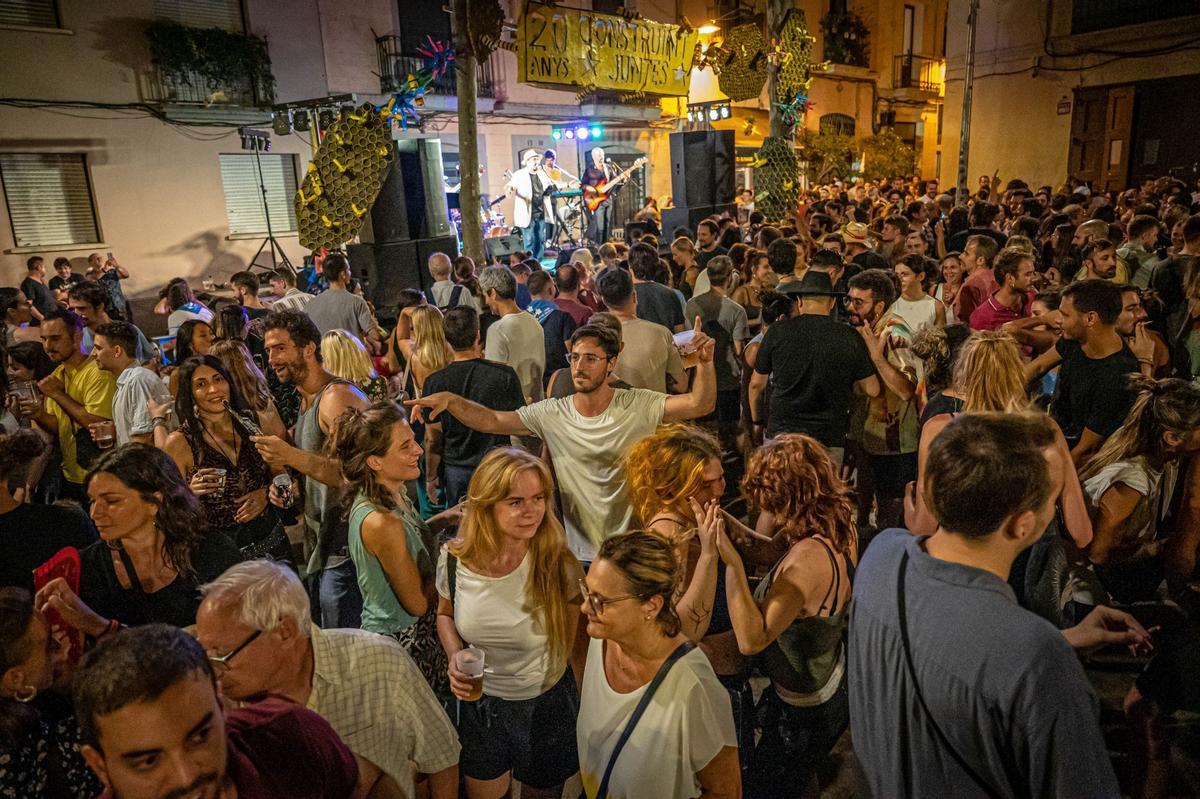 Ambiente en la primera noche de las fiestas de Gràcia.
