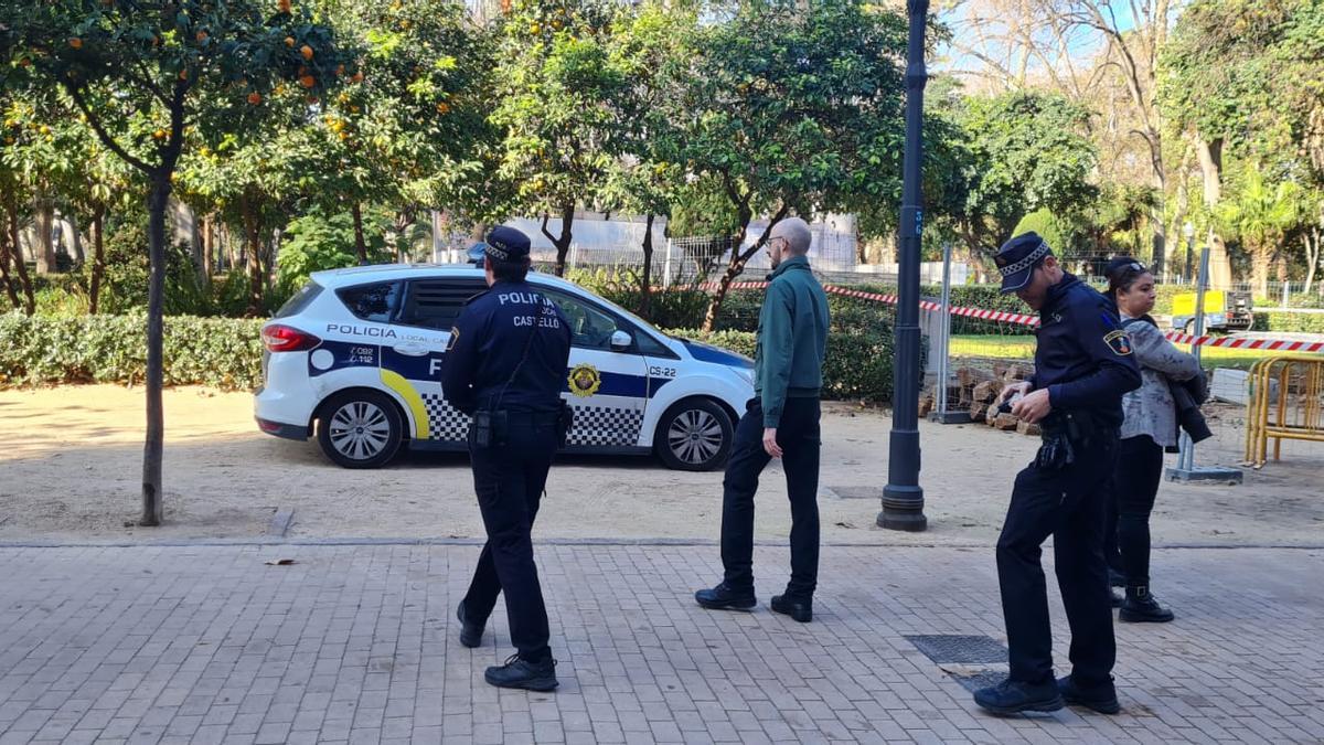 Vídeo: Un hombre intenta encadenarse a la cruz del Ribalta para impedir su retirada en Castelló