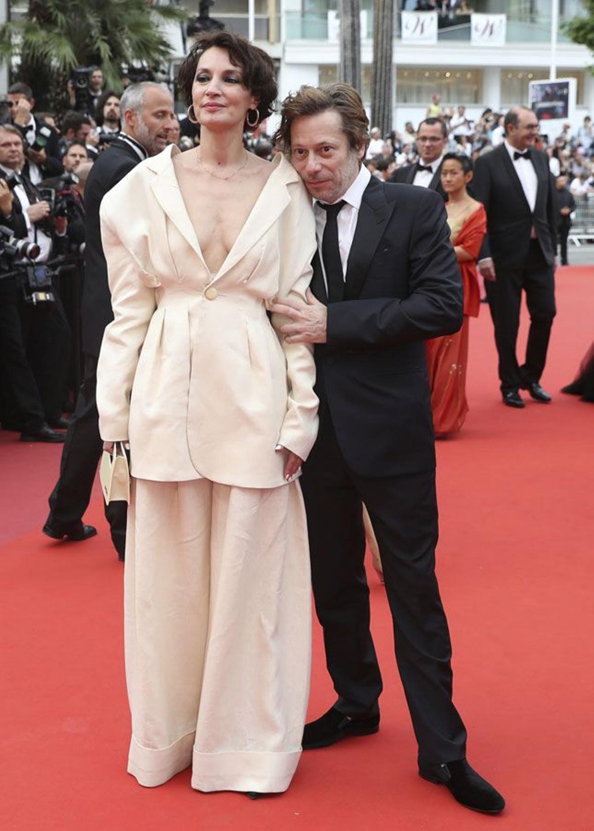 La actriz Jeanne Balibar con el director Mathieu Amalric el segundo día de Cannes