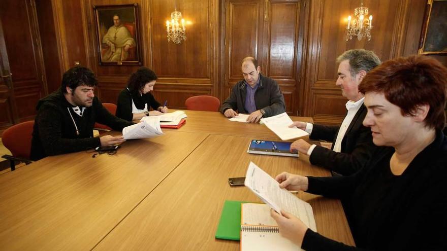 Por la izquierda, David Salcines (Somos), Llarina González (IU), Luis Fernández Huerga (PSOE), Carlos Rodríguez de la Torre (PP) y Carmen Soberón (Ciudadanos), durante la presentación del plan del casco histórico a la oposición, ayer, en el Ayuntamiento.