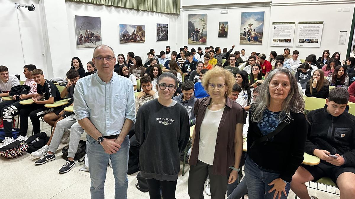 Por la izquierda, el coordinador del Foro Comunicación y Escuela, Luis Felipe Fernández, la alumna Naiala Guerra, la científica Margarita del Val y la profesora Estela Vecino.