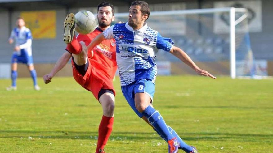 Un jugador del Caselas eleva la pierna ante su rival, ayer en Baltar. // Gustavo Santos