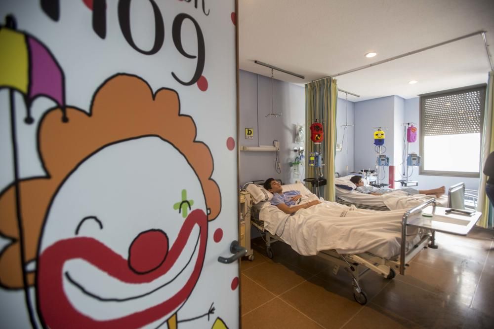 El Hospital de Sant Joan recibe una donación de cajas decoradas con superhéroes y personajes de dibujos animados para cubrir las bolsas de tratamiento de los niños ingresados