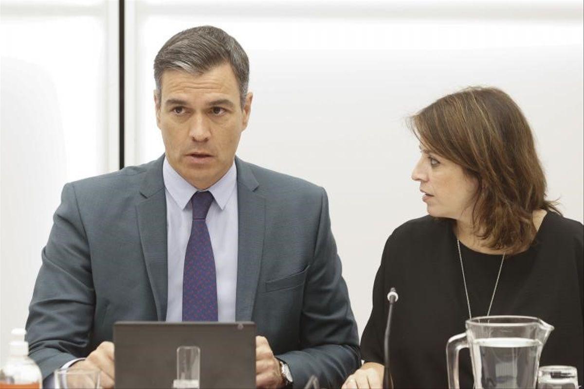 El secretario general del PSOE y presidente del Gobierno, Pedro Sánchez, junto a la vicesecretaria general del partido, Adriana Lastra.