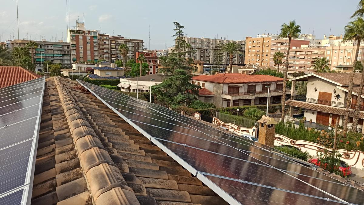 Placas solares para autoabastecimiento en un complejo residencial de Elche.