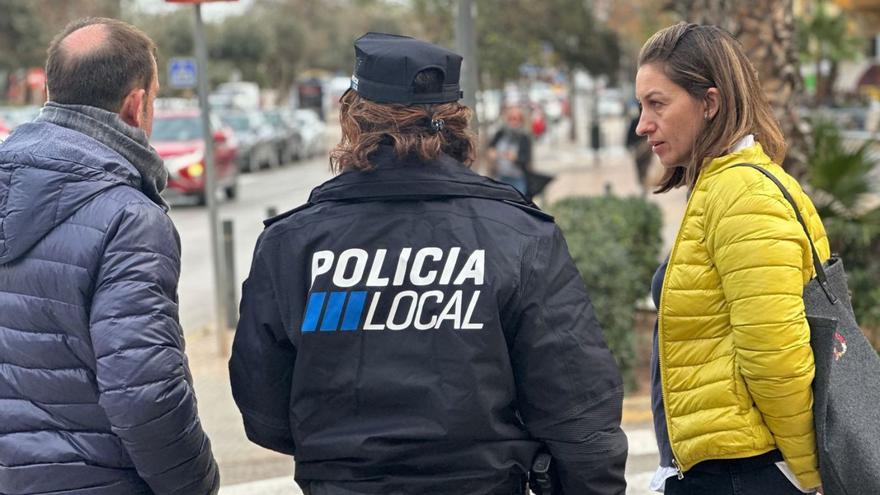 Julián Córdoba, Sonia María Bea y Blanca Hernández inspeccionan el lugar del atropello mortal.