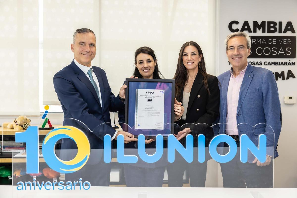 El CEO de AENOR, Rafael García Meiro; la directora de Ética, Sostenibilidad y Alianzas de Ilunion, Ana López de San Román; la directora de Experiencia de Cliente y de Accesibilidad, Patricia Otero; y el consejero delegado de Ilunion, Alejandro Oñoro.