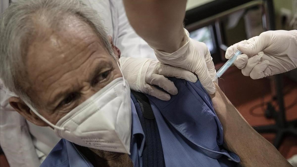 Barcelona 23 02 2021 Vacunacion contra el covid con la vacuna de Pfizer a mayores de 80 anos  dependientes y cuidadores  en el CAP Bordeta-Magoria   FOTO de FERRAN NADEU