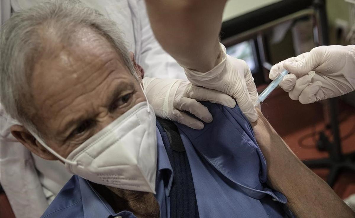 Un hombre de más de 80 años recibe la vacuna del covid de Pfizer en el CAP Bordeta-Magòria, en Barcelona.