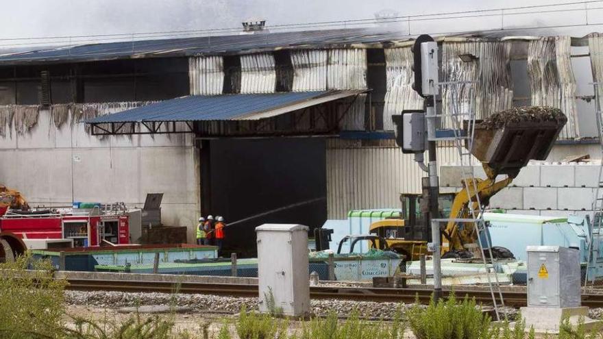 El fuego calcina una nave de reciclaje en O Porriño