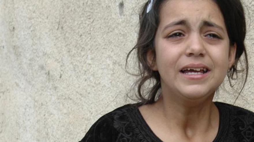 Una niña llora durante el funeral por las víctimas de los últimos atentados en Irak.