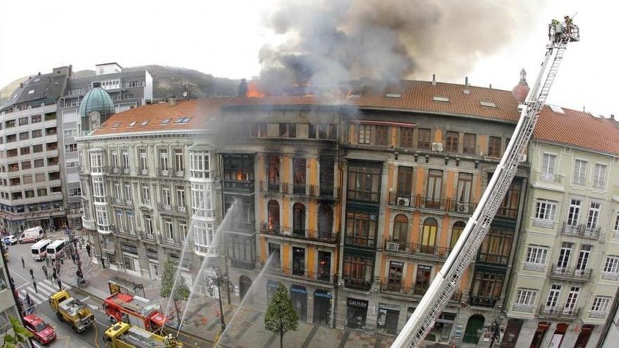 Atrapado un bombero en un incendio de un edificio del siglo XVIII de Oviedo